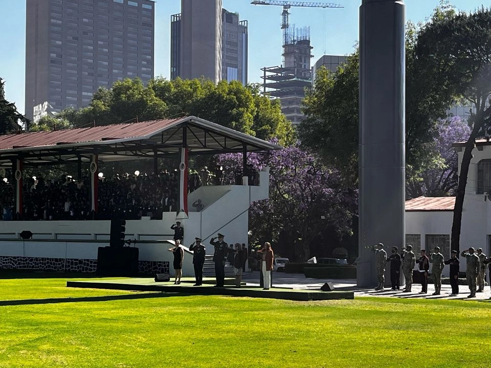 En punto de las 9 horas, al toque de la trompeta de la Banda de Guerra de la Defensa, arrancó el acto cívico en el que participaron decenas de militares y estudiantes y docentes de secundarias de la capital mexicana. 