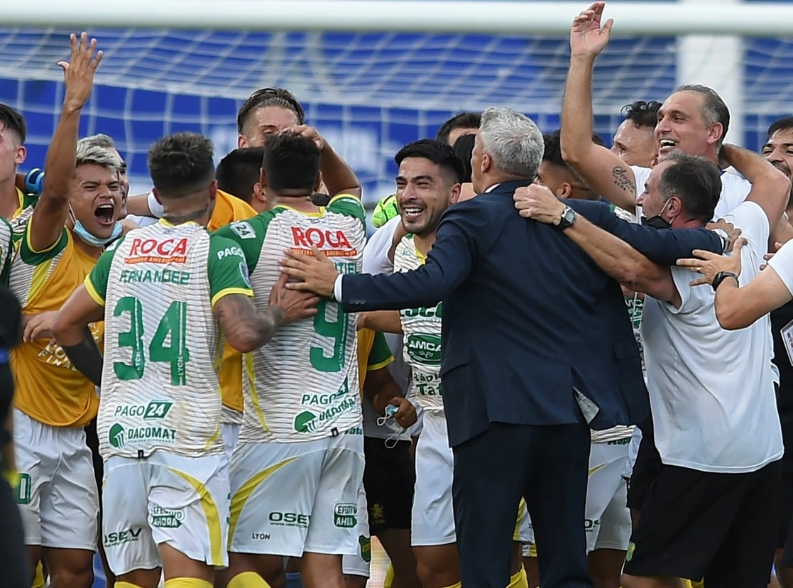 Con el título de la Copa Sudamericana, Defensa y Justicia accede de forma directa a la Copa Libertadores 2021. Foto Afp