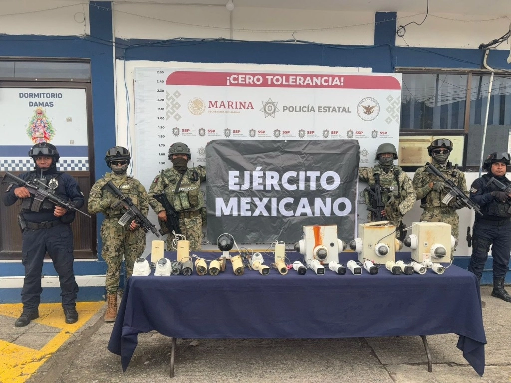 En Cosoleacaque y Minatitlán, derivado de información de inteligencia, elementos de la Semar y Secretaría de Seguridad Púbica (SSP) desinstalaron y retiraron 53 cámaras de videovigilancia ilegales en la vía pública, para debilitar la estructura criminal en la zona. Foto La Jornada 