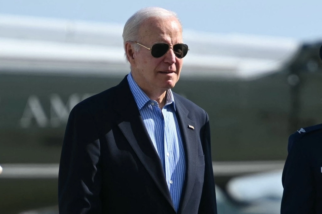 El presidente estadunidense Joe Biden, antes de subir al Air Force One que lo llevará a Italia, donde se celebrará la reunión del G7.