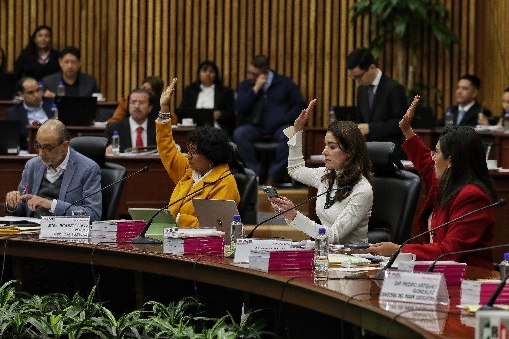 La consejera electoral, Dania Ravel, de blanco, durante una sesión el Consejo General del INE. Foto Marco Peláez / archivo 