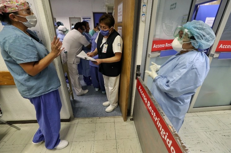 Fotos de la zona denominada transfer en el Hospital Juárez de México, donde médicos, enfermeras y camilleros se preparan para ingresar al área de enfermos por Covid-19. Foto  Marco Peláez