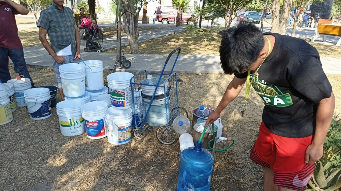 Habitantes de la colonia Industrias, en San Nicolás de los Garza, Nuevo León, se abastecen de agua en una toma de un parque. Foto cortesía Raúl Rubio / Archivo
