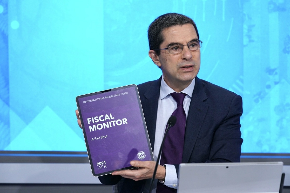 De acuerdo con el Monitor Fiscal, el apoyo de emergencia en México por la pandemia de Covid-19 fue el más bajo entre las 20 economías más grandes del mundo, el 7 de abril de 2021. Foto tomada del Twitter de @IMFLive