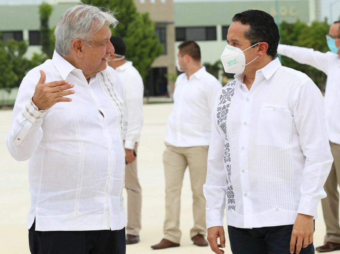 El presidente López Obrador y el entonces gobernador de Quintana Roo, Carlos Joaquín, durante una gira de trabajo presidencial en junio de 2020. Foto Cuartoscuro 