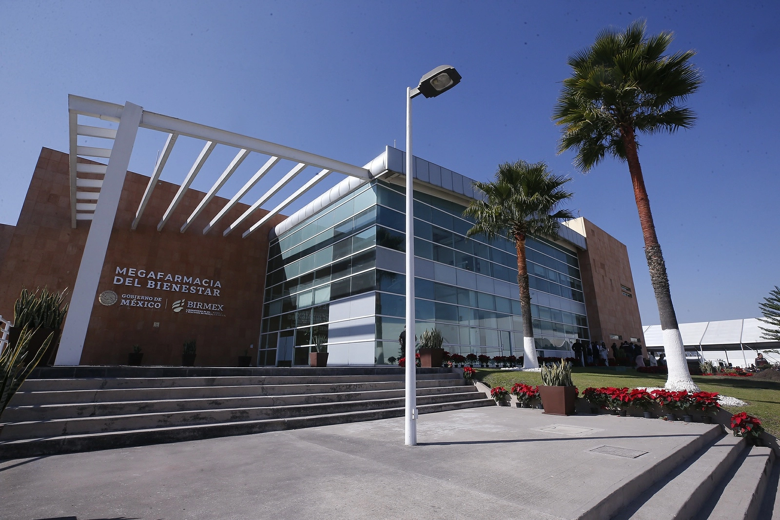 Las nuevas instalaciones de la Megafarmacia atenderán las necesidades de abastecimiento de 20 mil unidades médicas en todo el país. Foto José Antonio López
