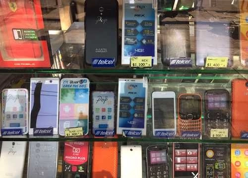 Celulares en venta en la Plaza de la Tecnología de la ciudad de México, en imagen de archivo. Foto María Luisa Severiano