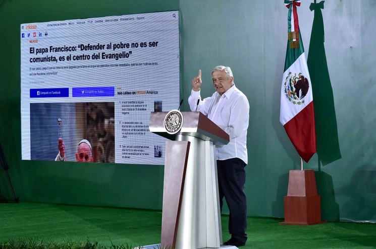 Durante la conferencia de prensa del presidente López Obrador ofrecida desde Culiacán, Sinaloa. Foto Presidencia