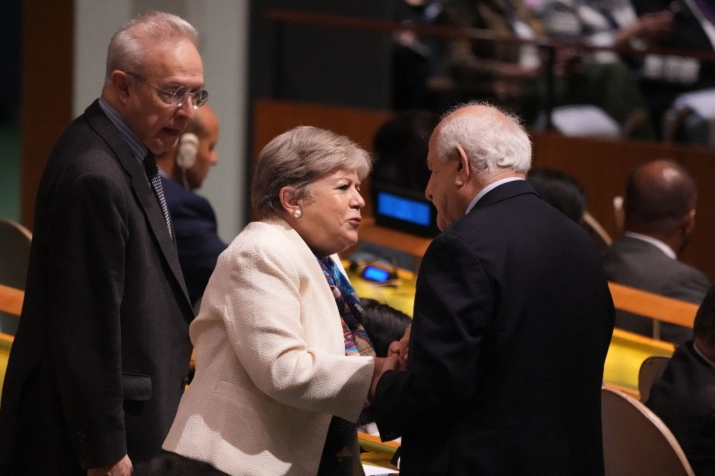 La canciller mexicana, Alicia Bárcena, saluda al representante palestino ante la ONU, Riyad Mansour, en el 79 periodo de sesiones de la Asamblea General de la ONU en Nueva York, el 28 de septiembre de 2024. Foto Afp