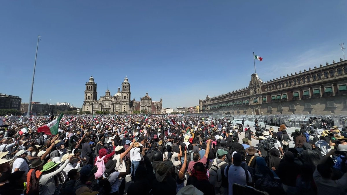 “La ciudad va a responder con la justicia, no con represión, aplicando la ley para enfrentar los casos de violencia”, sostuvo la jefa de Gobierno capitalino, Claudia Sheinbaum. La imagen del 15 de noviembre de 2025. Foto 