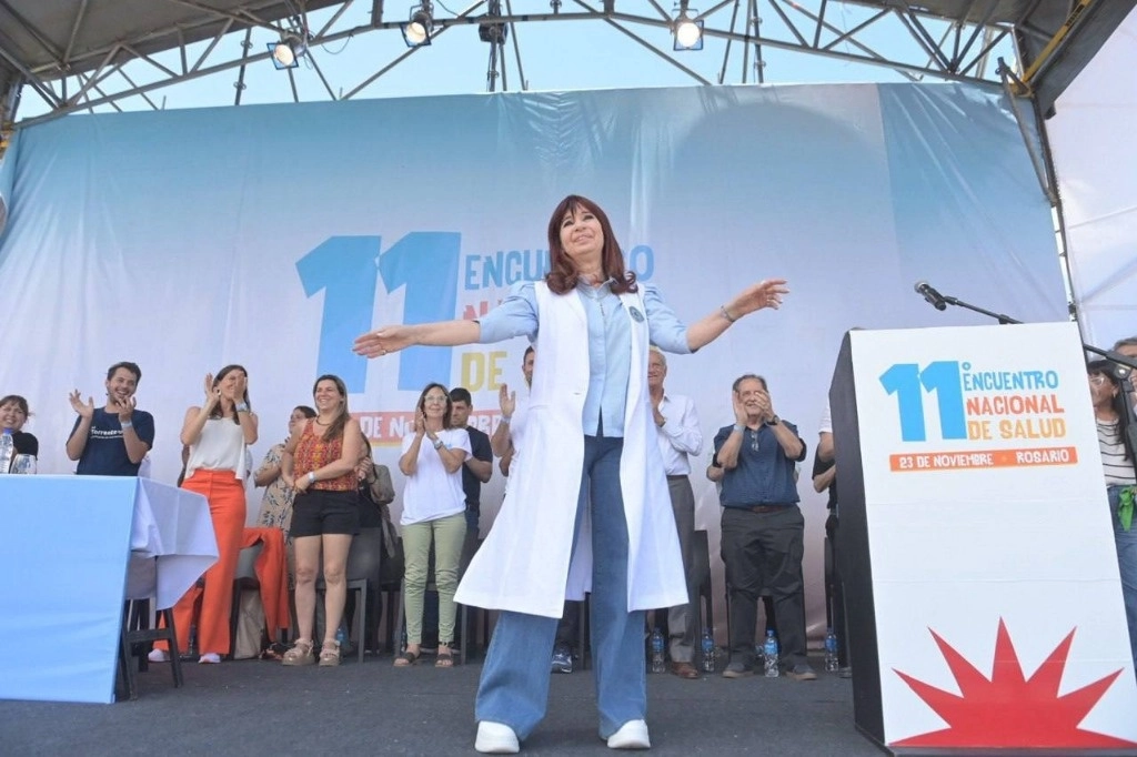 La ex presidenta apareció nuevamente en público durante el Encuentro Nacional de Salud, en la Universidad Nacional de Rosario, Santa Fe. Foto tomada de X @CFKArgentina.