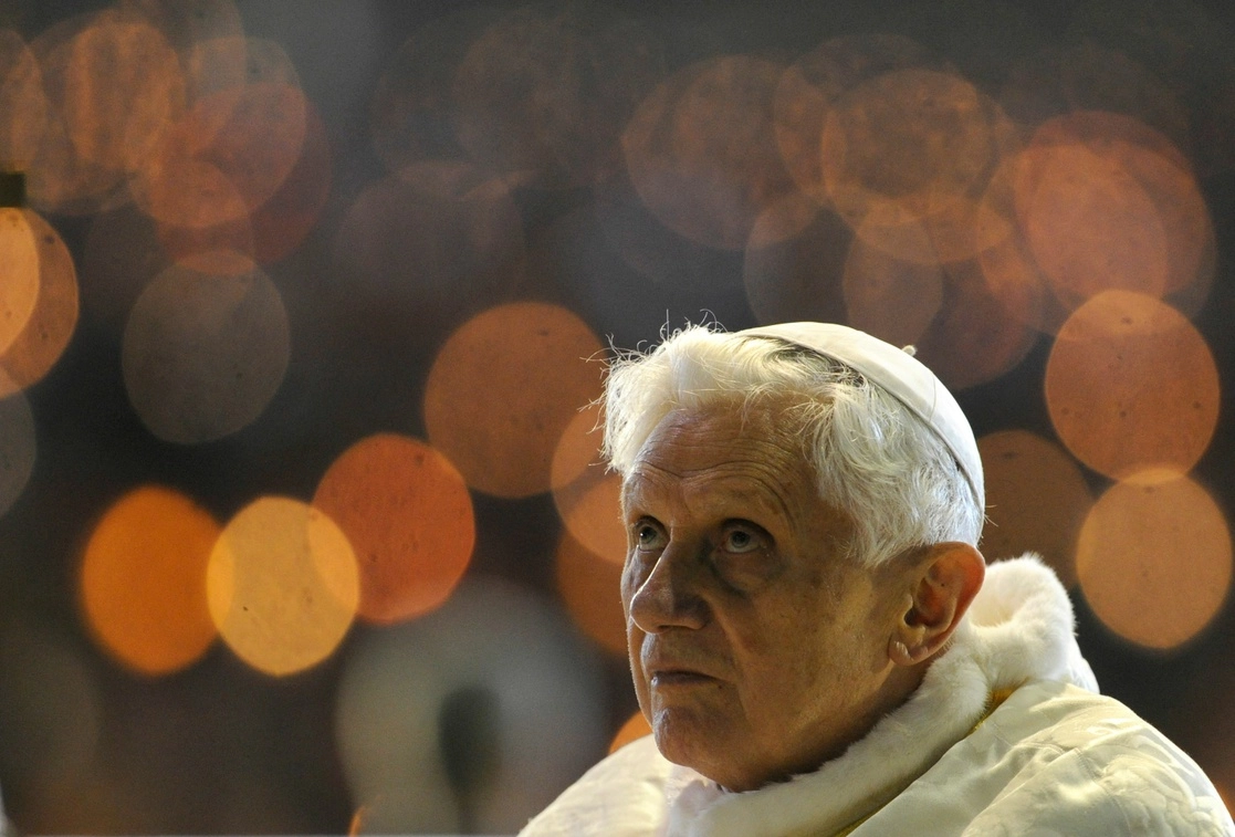 El entonces papa Benedicto XVI, durante un rosario en la capilla del Santuario de Fátima en Portugal, el 12 de mayo de 2010. Foto Afp