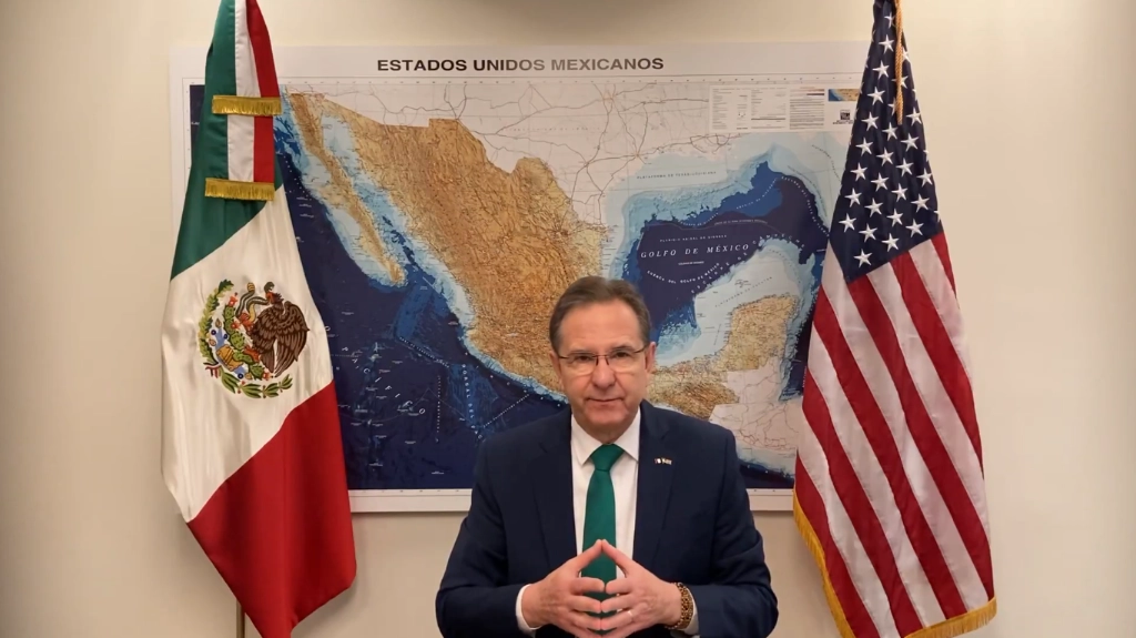 El embajador de México en EU, Esteban Moctezuma durante su mensaje. Imagen tomada del video compartido en redes sociales