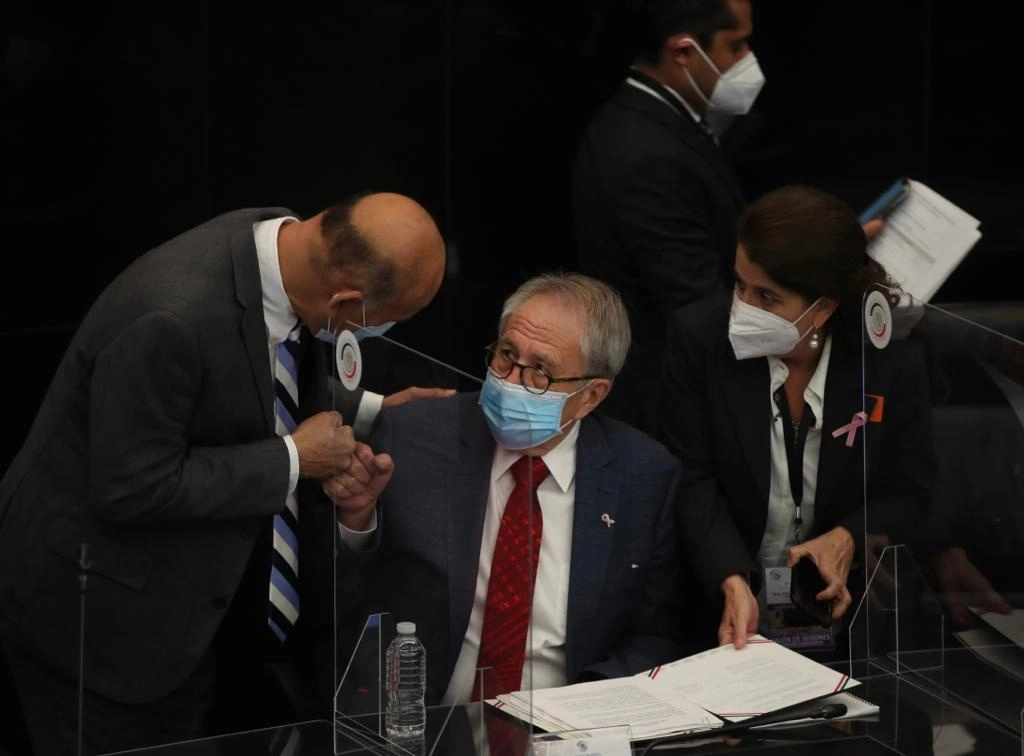 El senador Américo Villarreal, quien preside la Comisión de Salud, habla con el titular de la Ssa, Jorge Alcocer, quien comparece ante el Senado, el 15 de octubre de 2021. Foto José Antonio López