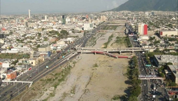 El río Santa Catarina que atraviesa Monterrey. Foto 'La Jornada'
