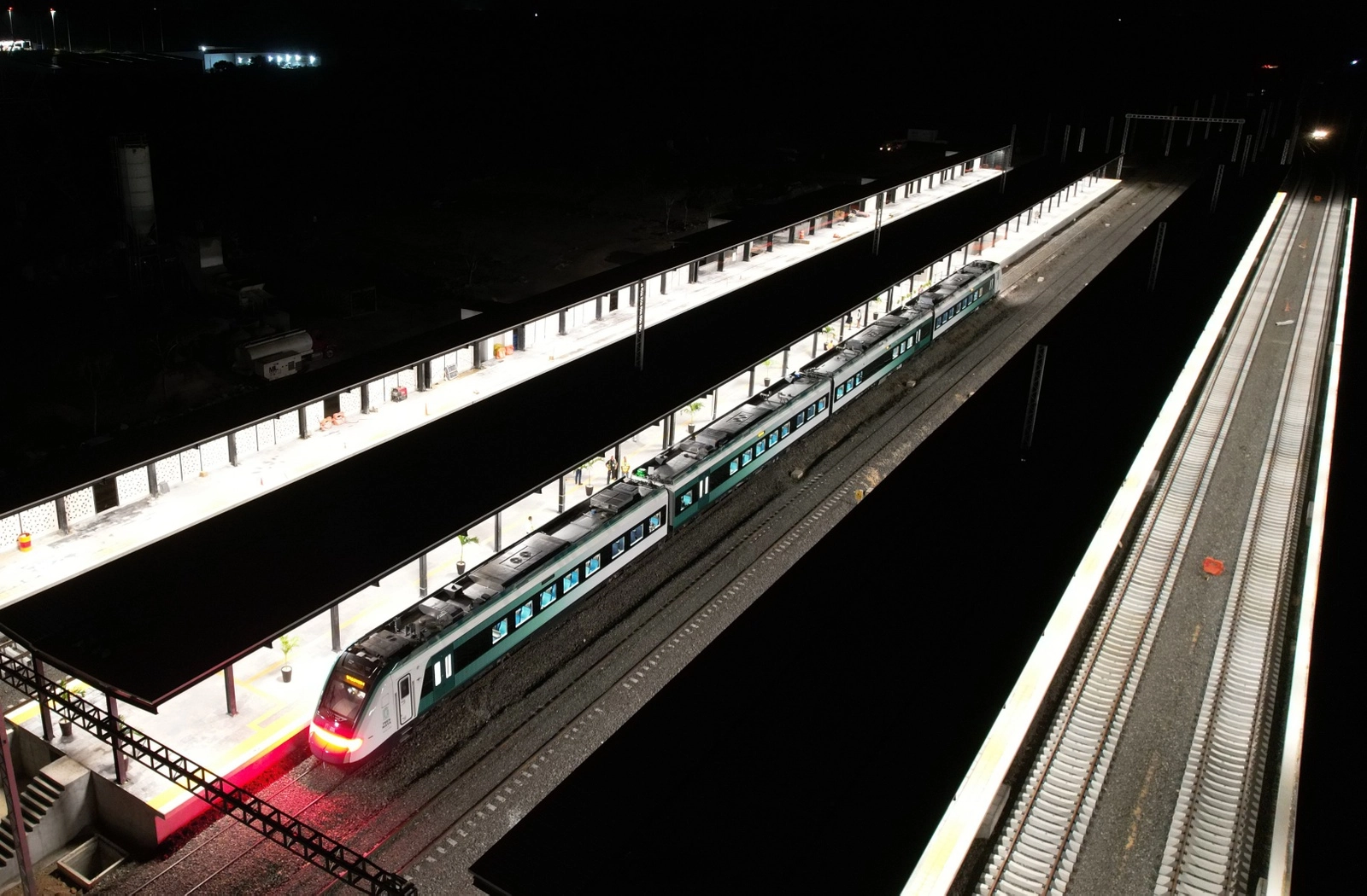El presidente Andrés Manuel López Obrador defendió la creación de un fideicomiso para el Tren Maya, al argumentar que se trata de una obra pública que beneficiará al pueblo. Foto tomada de X @TrenMayaMX
