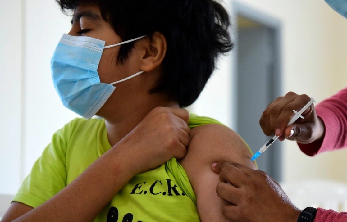 Un menor recibe una dosis de la vacuna contra el coronavirus de Pfizer-BioNTech en Asunción, Paraguay. Foto Afp / Archivo
