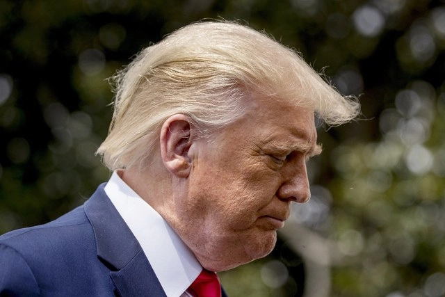 El presidente estadunidense, Donald Trump, dijo el jueves que sus comentarios sobre los niños y el Covid-19 que fueron retirados por Facebook y Twitter eran "perfectos". Foto Ap 