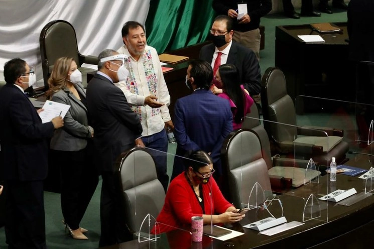 El diputado Gerardo Fernández Noroña (c,izq)dialoga con diputados previo al inicio de la sesión preparatoria. Foto Luis Castillo