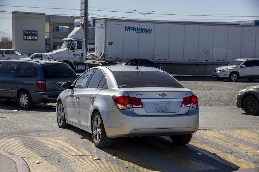 Municipios de 17 entidades del país serán pavimentados con los recursos obtenidos de la regularización de los autos ‘chocolate’. Foto Cuartoscuro / Archivo