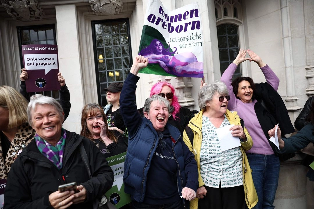 Activistas celebran tras conocer el resultado del fallo del Tribunal Supremo sobre la definición de "mujer", en Londres el 16 de abril de 2025. Foto 