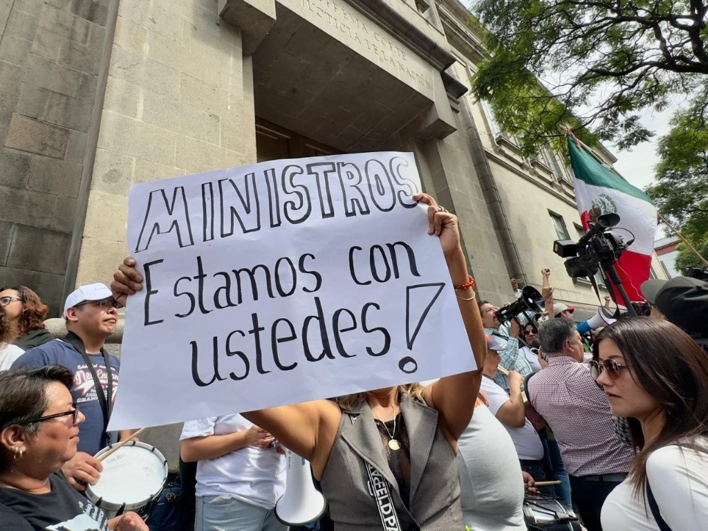 Trabajadores del PJF durante una manifestación frente a la sede de  la SCJN. Foto Roberto García