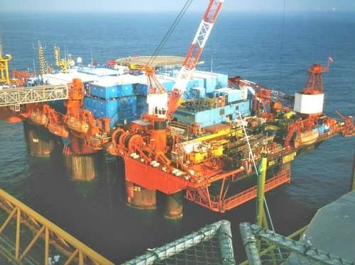 Plataforma petrolera en el yacimiento Ku-Maloob-Zaap, construida por Swecomex, propiedad del empresario mexicano Carlos Slim Helú. Foto Notimex