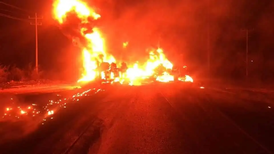 El autotanque involucrado en el accidente carretero de hoy tenía una capacidad para 40 mil litros de diesel. Bomberos acudieron al sitio para combatir el fuego. Foto cortesía Protección Civil de Nuevo León