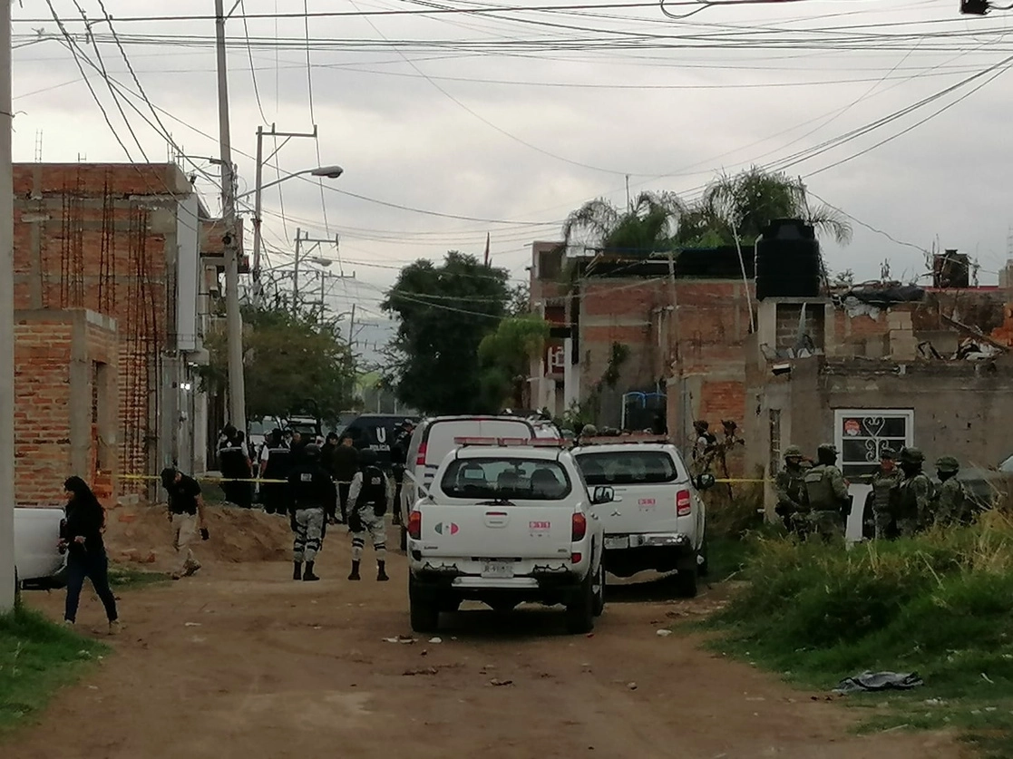 Elementos de la policía de El Salto recibieron un reporte de personas privadas de la libertad, en la colonia San Lorenzo, al acudir al lugar fueron agredidos a balazos. Cuatro agentes y ocho presuntos delincuentes murieron. Foto Arturo Campos Cedillo