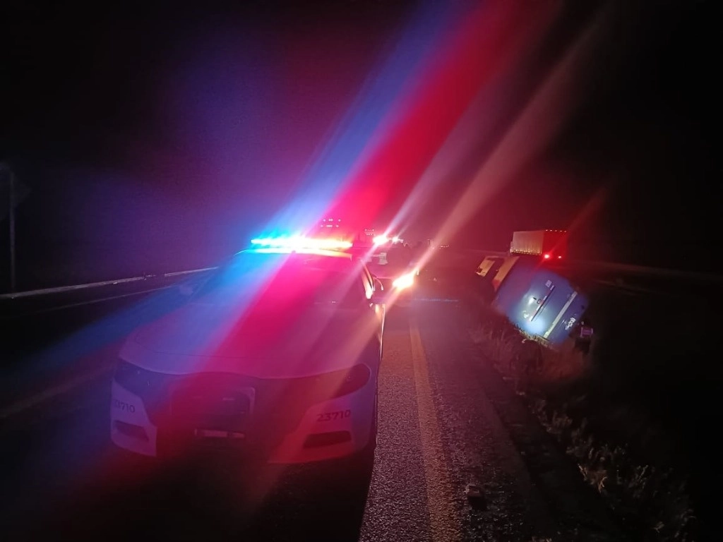 Un autobús que circulaba sobre la carretera La Tinaja-Cosoleacaque se salió de la carpeta asfáltica, cuyo incidente dejó como saldo al menos 20 personas lesionadas. Imagen tomada de @PCEstatalVer