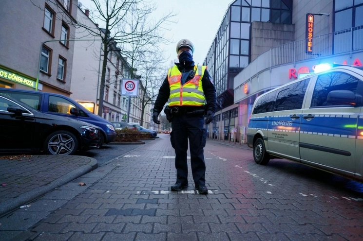 Un policía en Frankfurt, Alemania en imagen de archivo. Foto Ap