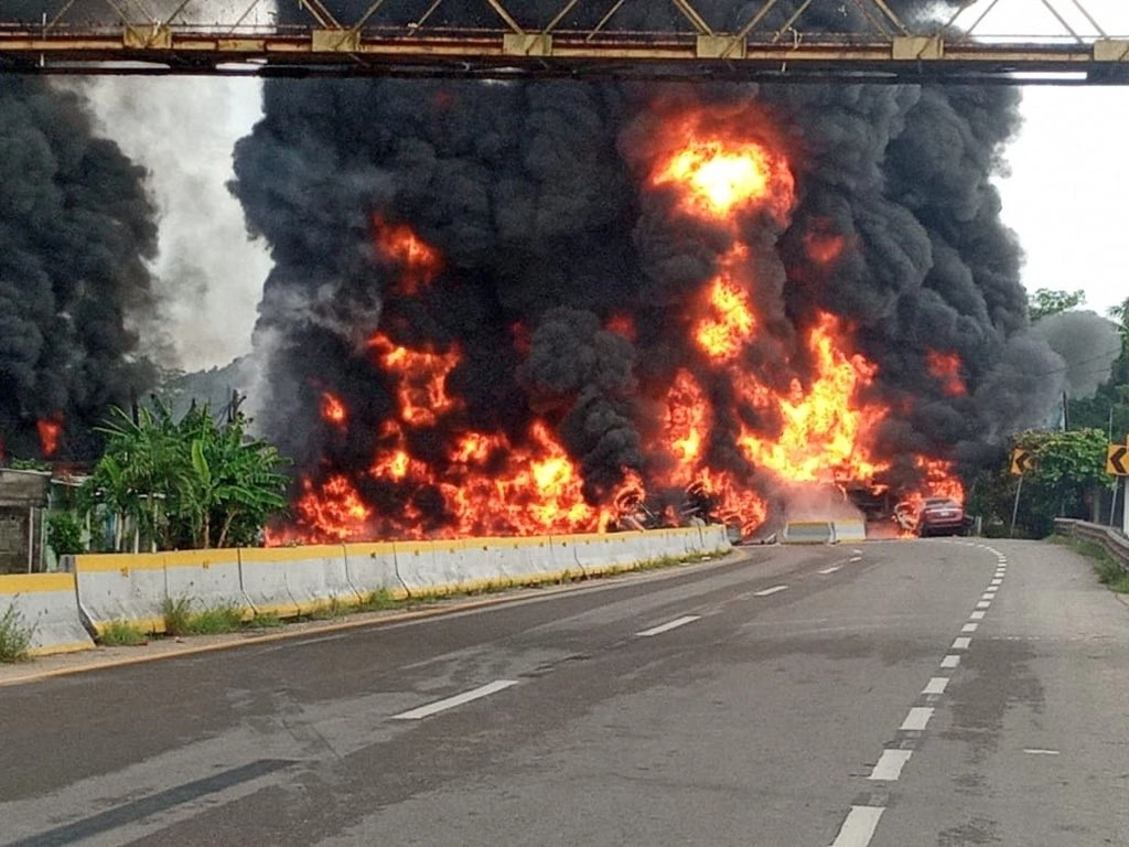La explosión de una pipa, que contenía combustible, en la ranchería La Raya, carretera Comalcalco-Paraíso, dejó cuatro personas muertas. Foto tomada del Twitter de @adan_augusto