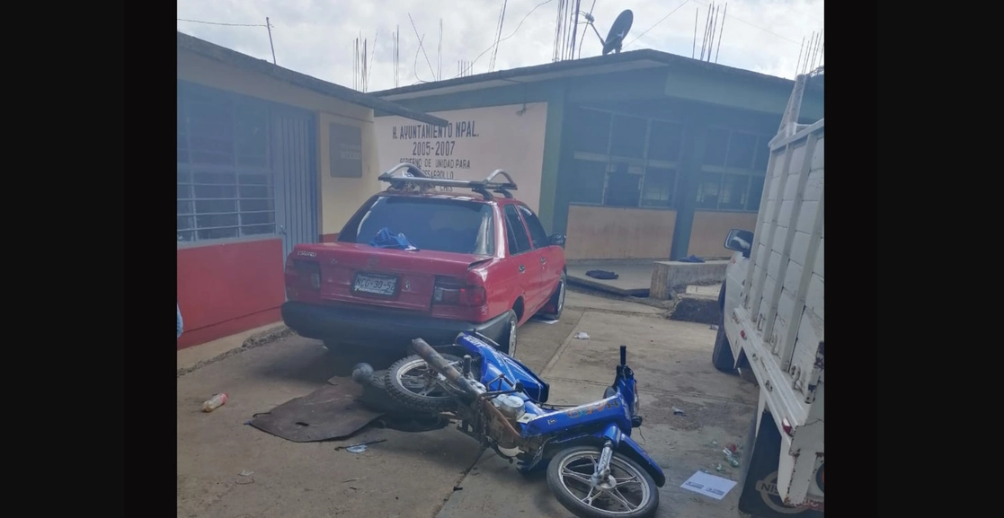 Seis personas lesionadas, dos casas quemadas, así como cuatro vehículos y dos motocicletas y daños a una escuela primaria, fue el saldo de un enfrentamiento entre simpatizantes del alcalde de Oxchuc, Alfredo Sántis Gómez y un grupo de opositores. Foto cortesía Fiscalía General de Chiapas