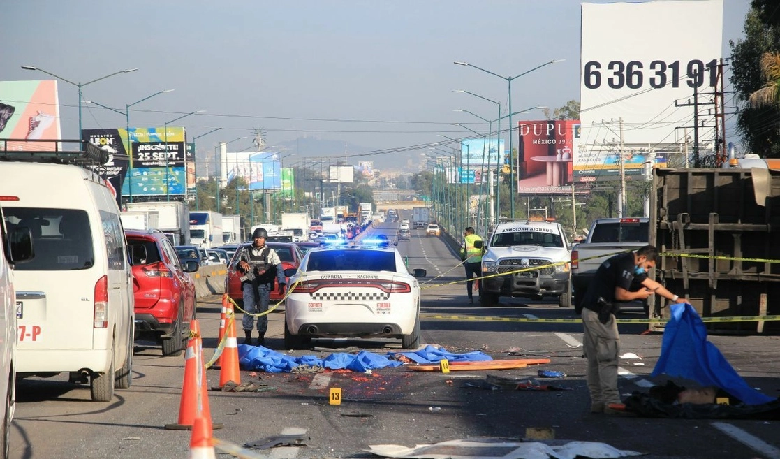 El choque entre un torton y un camión de pasajeros dejó un saldo de siete personas muertas y 12 lesionados. El accidente ocurrió la mañana de este viernes, en la carretera federal Silao-León, a la altura de CASEA. Foto Cuartoscuro