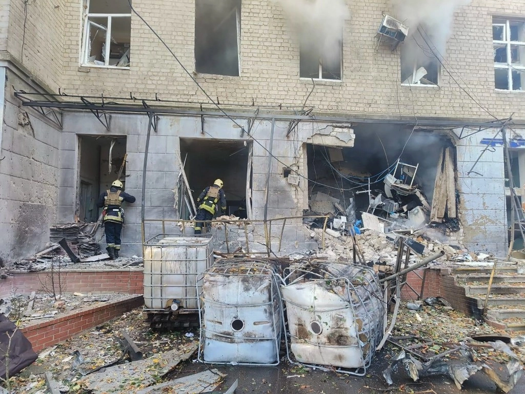 Nueve personas murieron, luego de un ataque de fuerzas rusas en un centro médico en Sumy, según informaron las autoridades ucranias el 28 de septiembre de 2024. Foto Ukrainian Emergency Service vía Ap