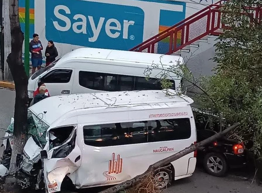 Dos pasajeros resultaron lesionados en un choque que involucró dos camionetas de transporte público de pasajeros y un vehículo particular, en la avenida Mario Colín, centro municipal. Foto tomada de redes sociales