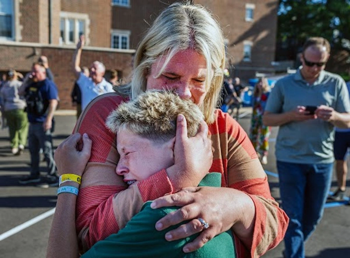 Una mujer y su hijo luego del tiroteo perpetrado ayer contra feligreses de la iglesia de La Anunciación, en Minneápolis. Foto 