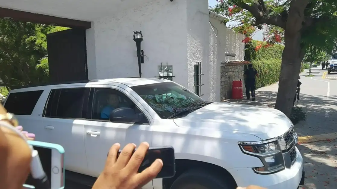 El gobernador Francisco García Cabeza de Vaca sale de Casa Tamaulipas. Foto Martín Sánchez Treviño