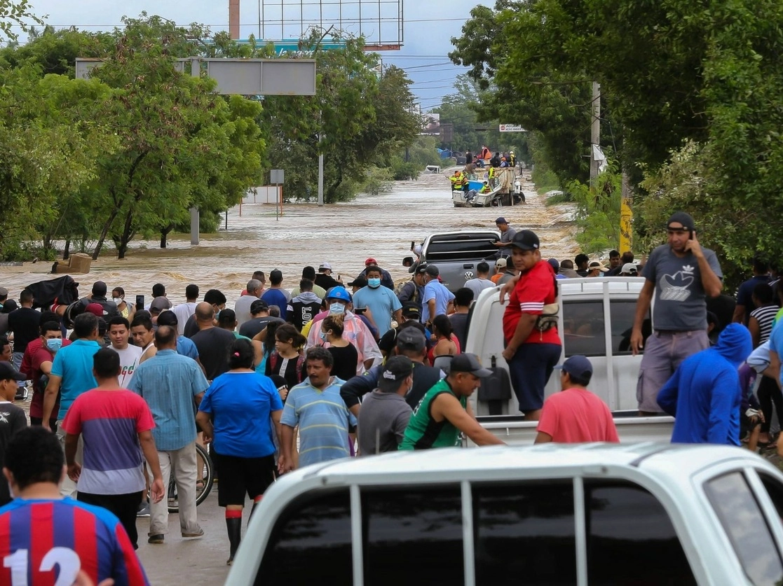 Damnificados en La Lima, municipio hondureño de San Pedro Sula. Foto Afp