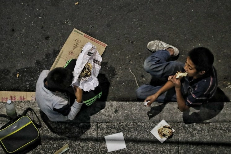 Niños en condición de calle limpian parabrisas durante la cuarentena del Covid-19 en la Ciudad de México. Foto Marco Peláez