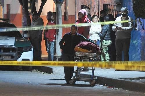 Casi a la medianoche del viernes los vecinos de la colonia Providencia escucharon las detonaciones y a pesar del frío salieron a observar lo ocurrido. Foto Cuartoscuro