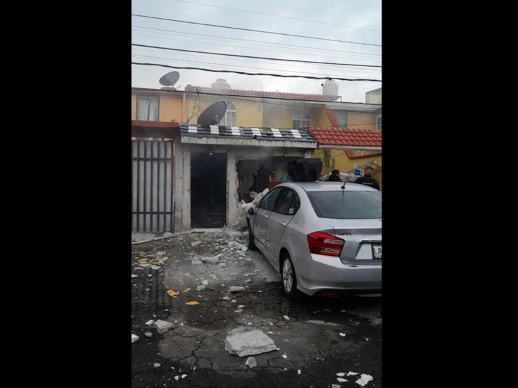 Tres integrantes de una familia resultaron heridos al ocurrir una explosión por acumulación de gas en un domicilio de la unidad habitacional Plazas de Aragón, el 4 de agosto de 2023. Foto ‘La Jornada’