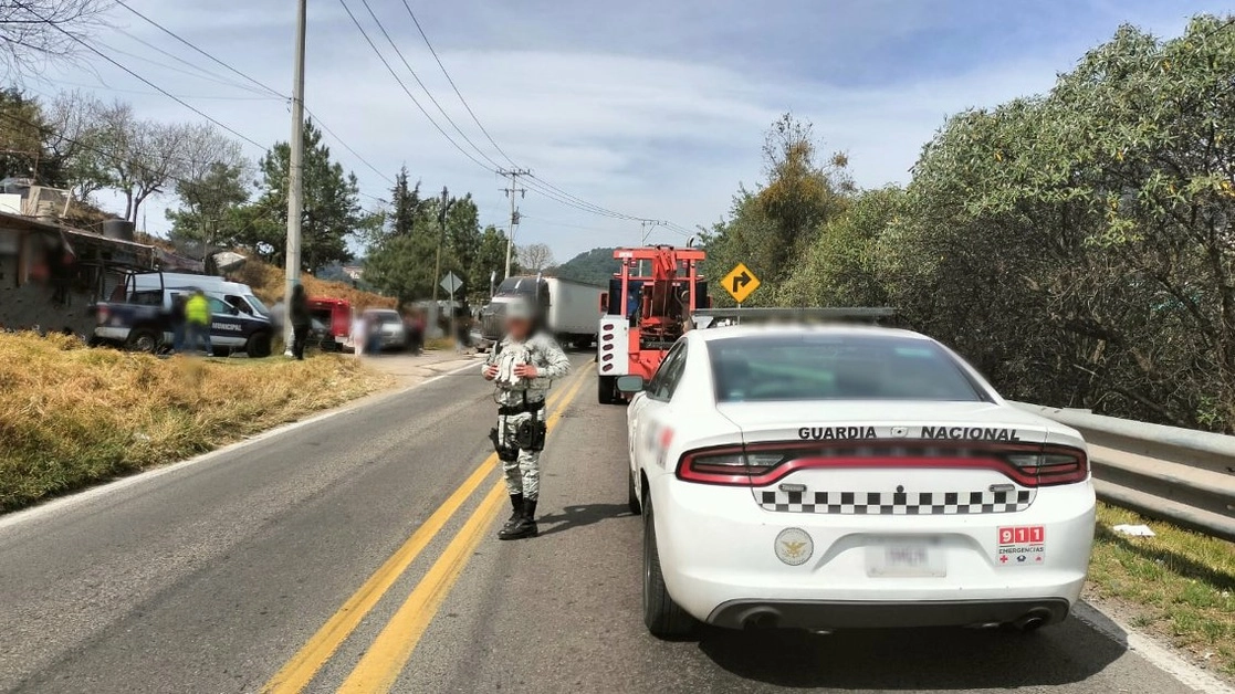 Una persona muerta fue el saldo de un choque entre un tráiler y un auto en el kilómetro 26.5 de la carretera libre Naucalpan-Toluca, a la altura del poblado de San Francisco Chimalpa, el 25 de abril de 2023. Foto tomada de Twitter @GN_Carreteras
