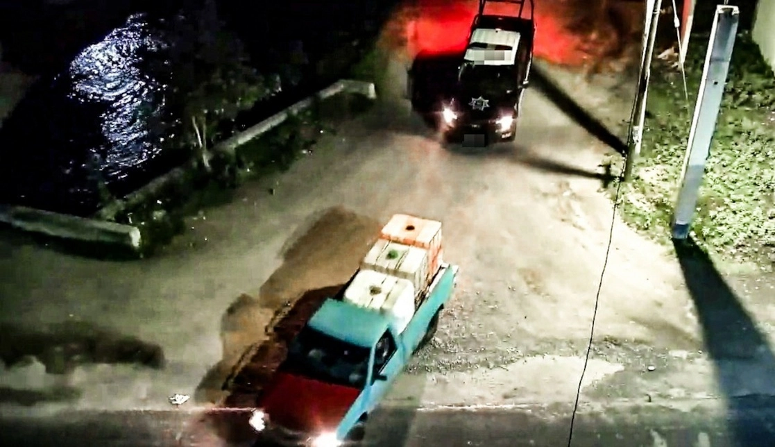 Un policía estatal resultó herido por arma de fuego durante un enfrentamiento con presuntos ‘huachicoleros’ que conducían un vehículo con combustible. Foto ‘La Jornada’