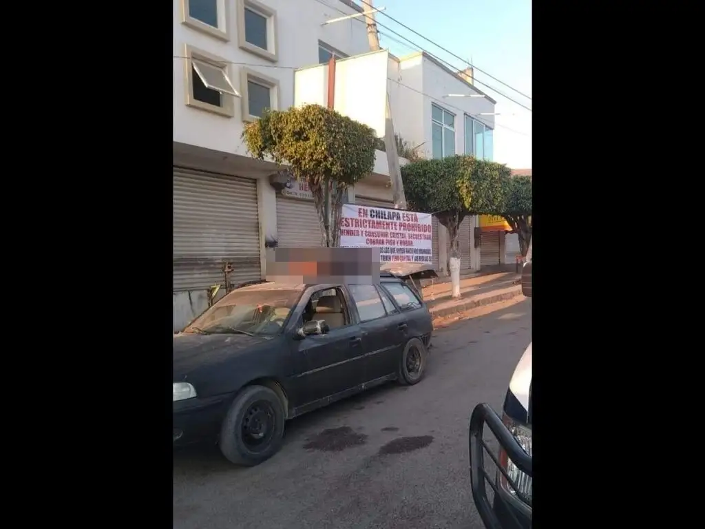 Seis cabezas fueron abandonadas en el toldo de un vehículo y dentro de la unidad dejaron bolsas de plástico color negro junto con un narcomensaje, en Chilapa de Álvarez, en la Montaña Baja de Guerrero, el 31 de marzo de 2022. Foto tomada de Twitter
