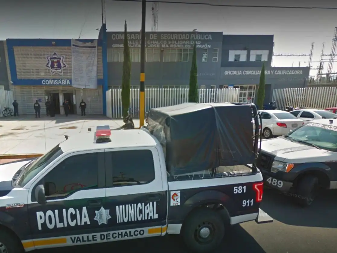 A los elementos de la policía estatal que participaron en el operativo, les arrebataron a los policías involucrados en los delitos de extorsión y secuestro exprés quienes fueron protegidos en las instalaciones de la comandancia municipal. Imagen tomada de Google Street View