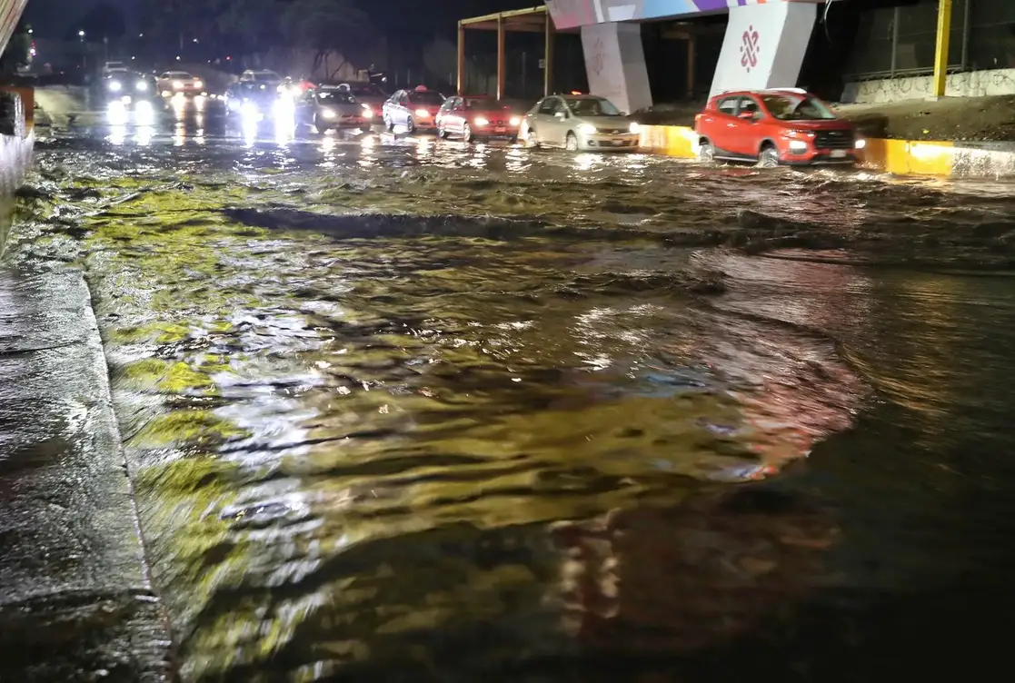 Afectaciones viales por la lluvia de esta noche en la zona de Indios Verdes. Foto: Marco Peláez 