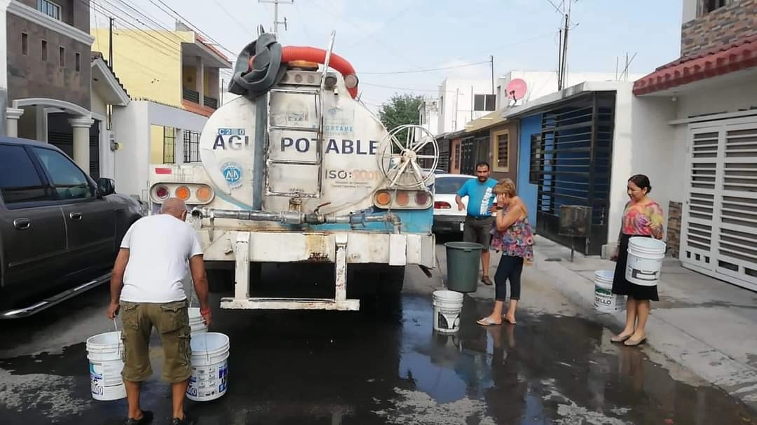 Servicios de Agua y Drenaje de Monterrey abasteció, con pipas, domicilios de las colonias San Martín y Bernabé, en la capital del estado, y en el municipio de Escobedo. Foto cortesía Agua y Drenaje de Monterrey