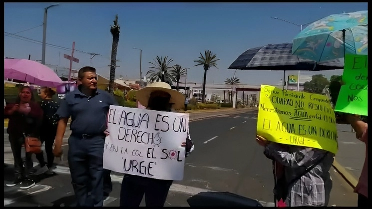 Protesta de vecinos de la colonia El Sol, quienes demandaron ayer agua potable. Foto 'La Jornada'