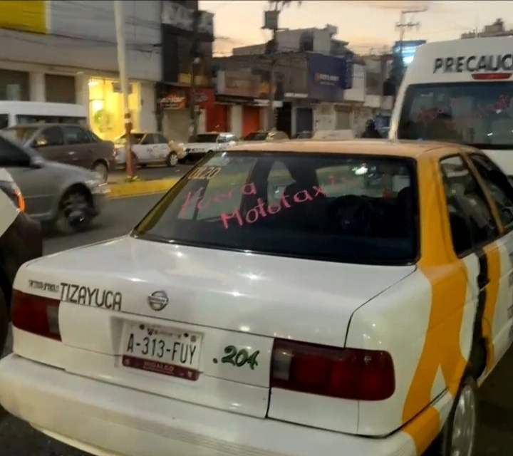 La tarde del domingo 11 de febrero, alrededor de las 18:30 horas, un taxista fue golpeado y pateado por una decena de mototaxistas. Foto Ricardo Montoya
